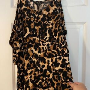 Leaopard cold shoulder top w gold shoulder chain